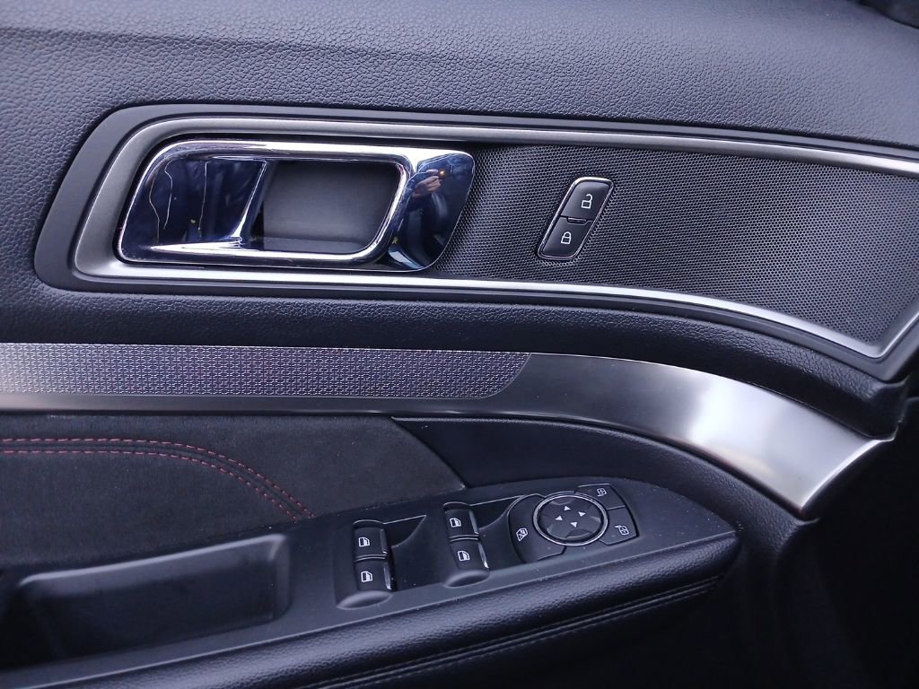 Used 2019 Ford Explorer XLT w/ XLT Sport Appearance Package image 12