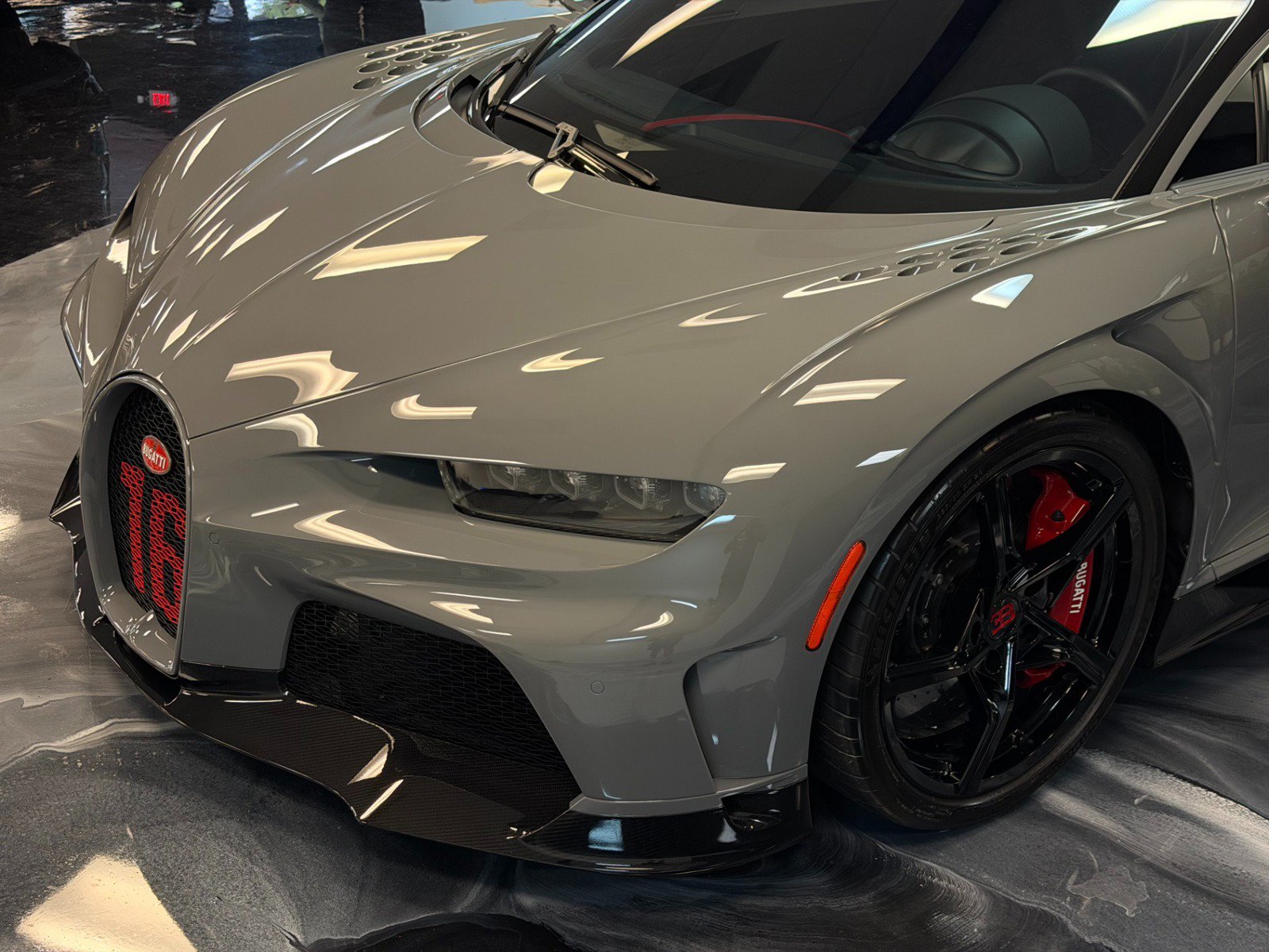 Used 2024 Bugatti Chiron Super Sport AWD/4WD image 3