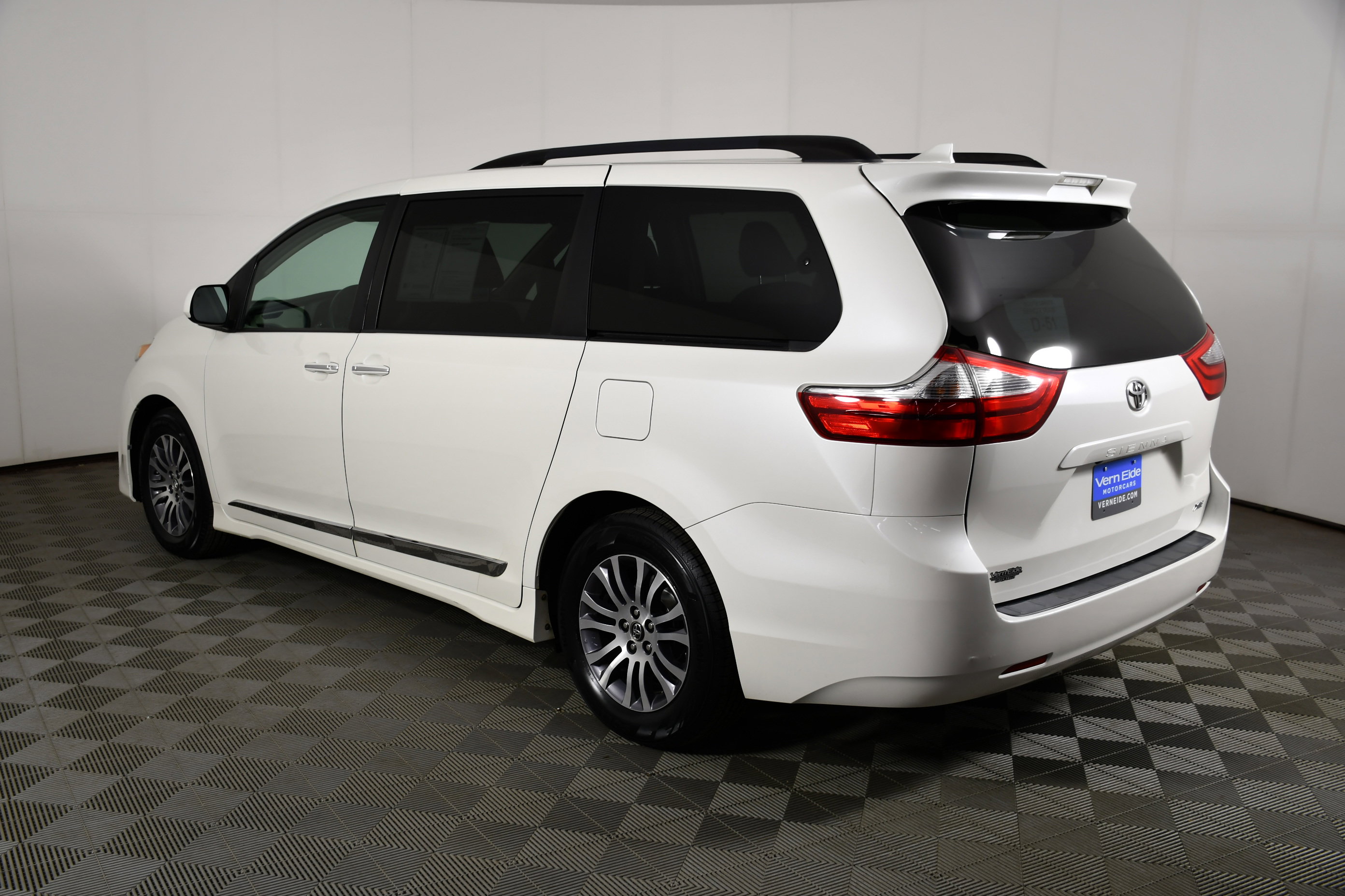 Used 2018 Toyota Sienna XLE FWD image 8