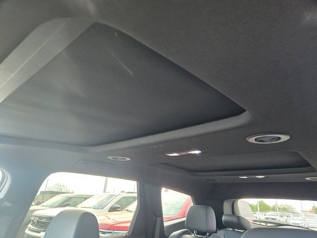 Used 2024 Buick Enclave Essence w/ Experience Buick Package FWD image 11