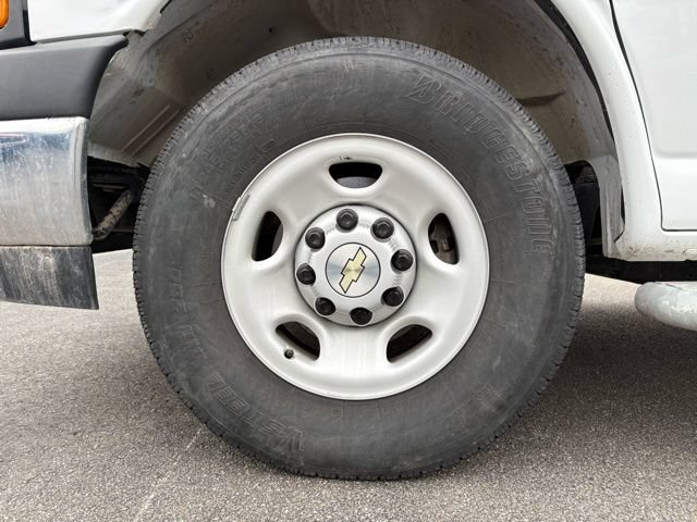 Used 2024 Chevrolet Express 2500 w/ Driver Convenience Package RWD image 16