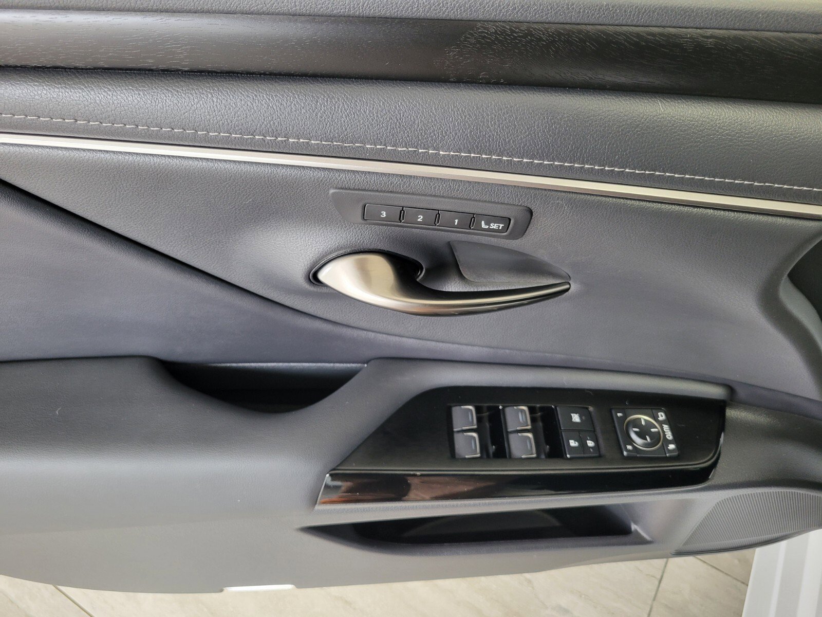 Certified 2024 Lexus ES 350 w/ Premium Package FWD image 18