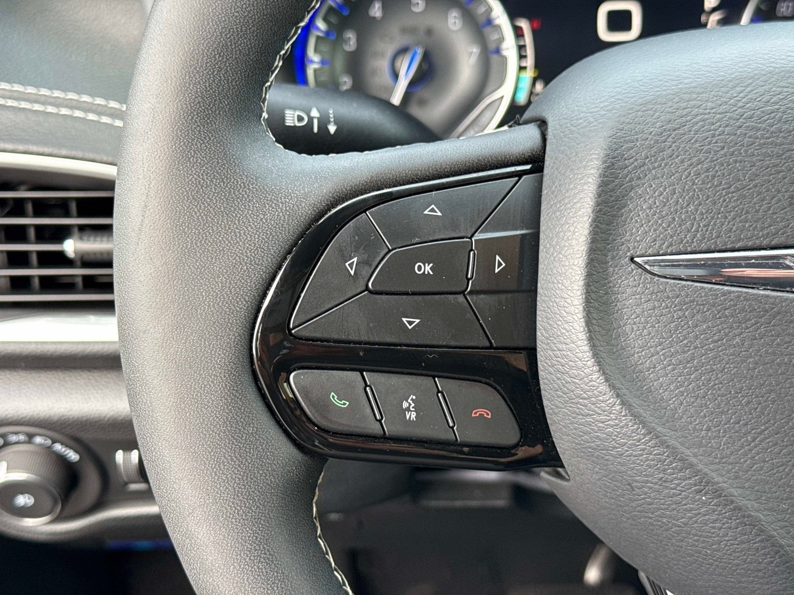 Used 2025 Chrysler Pacifica Limited FWD image 31