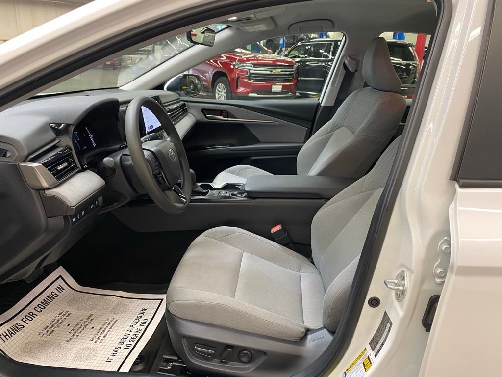 Used 2025 Toyota Camry LE w/ Convenience Package image 27