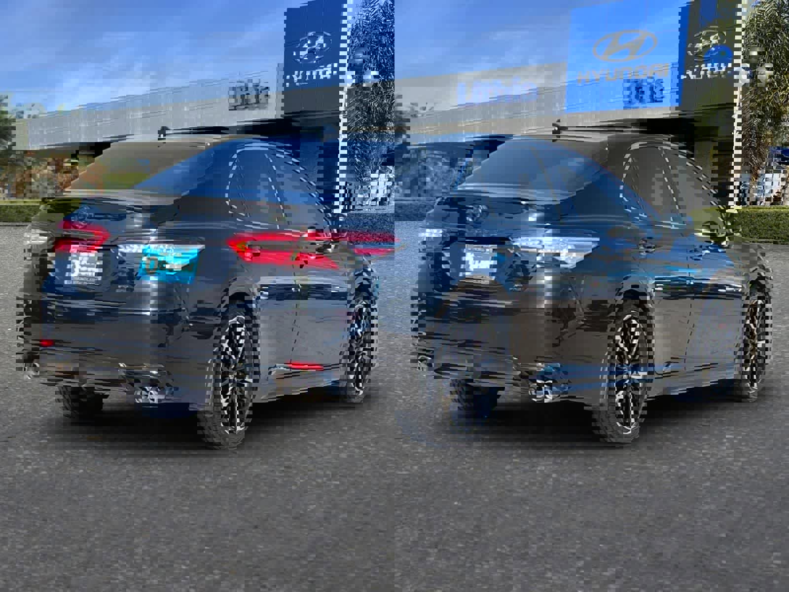 Used 2020 Toyota Camry XSE image 3