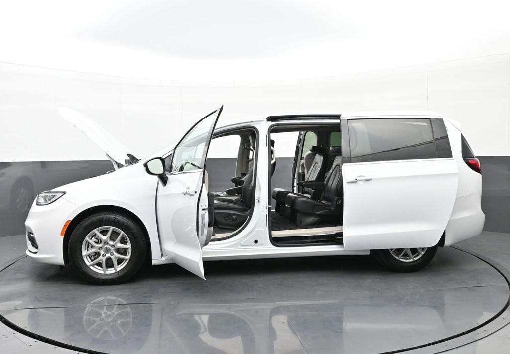 Used 2024 Chrysler Pacifica Touring-L image 41