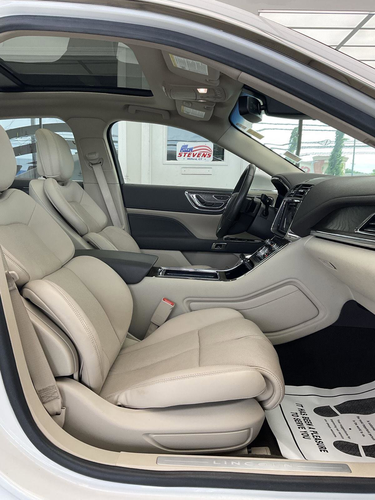 Used 2019 Lincoln Continental Select w/ Continental Climate Package AWD/4WD image 9