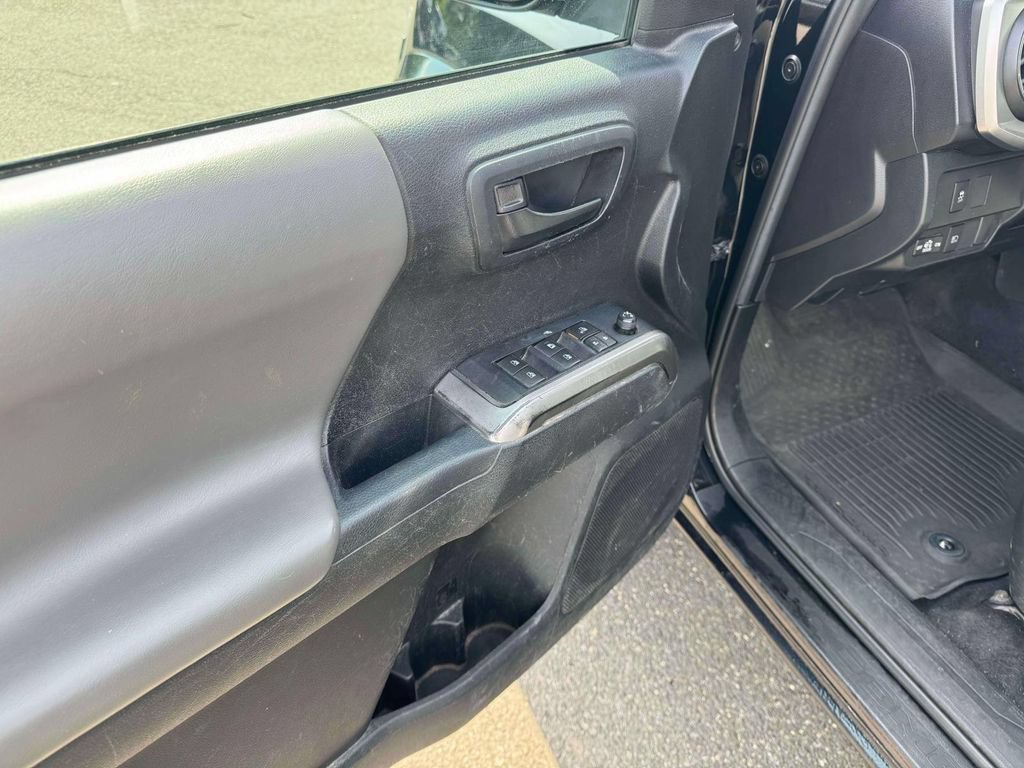 Used 2022 Toyota Tacoma SR5 AWD/4WD image 17