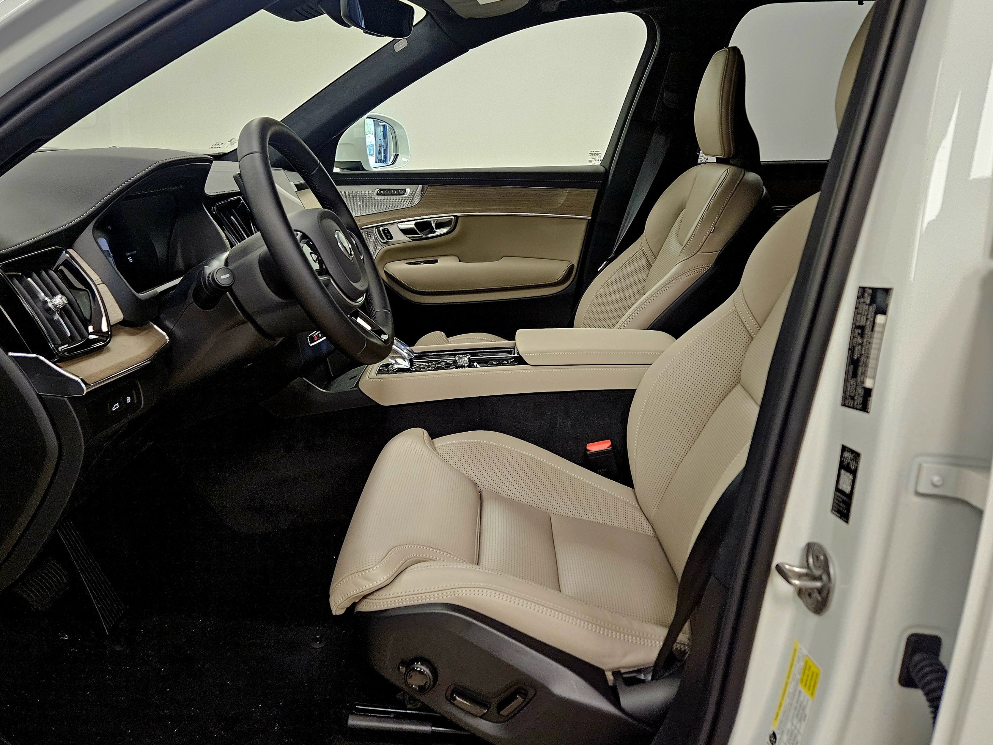 New 2026 Volvo XC90 T8 Ultra w/ Protection Package AWD/4WD image 10
