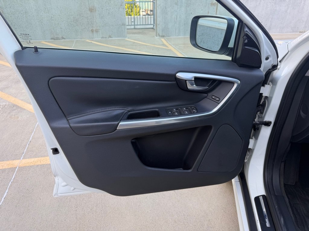 Used 2016 Volvo XC60 T5 Premier w/ Proximity Package FWD image 10