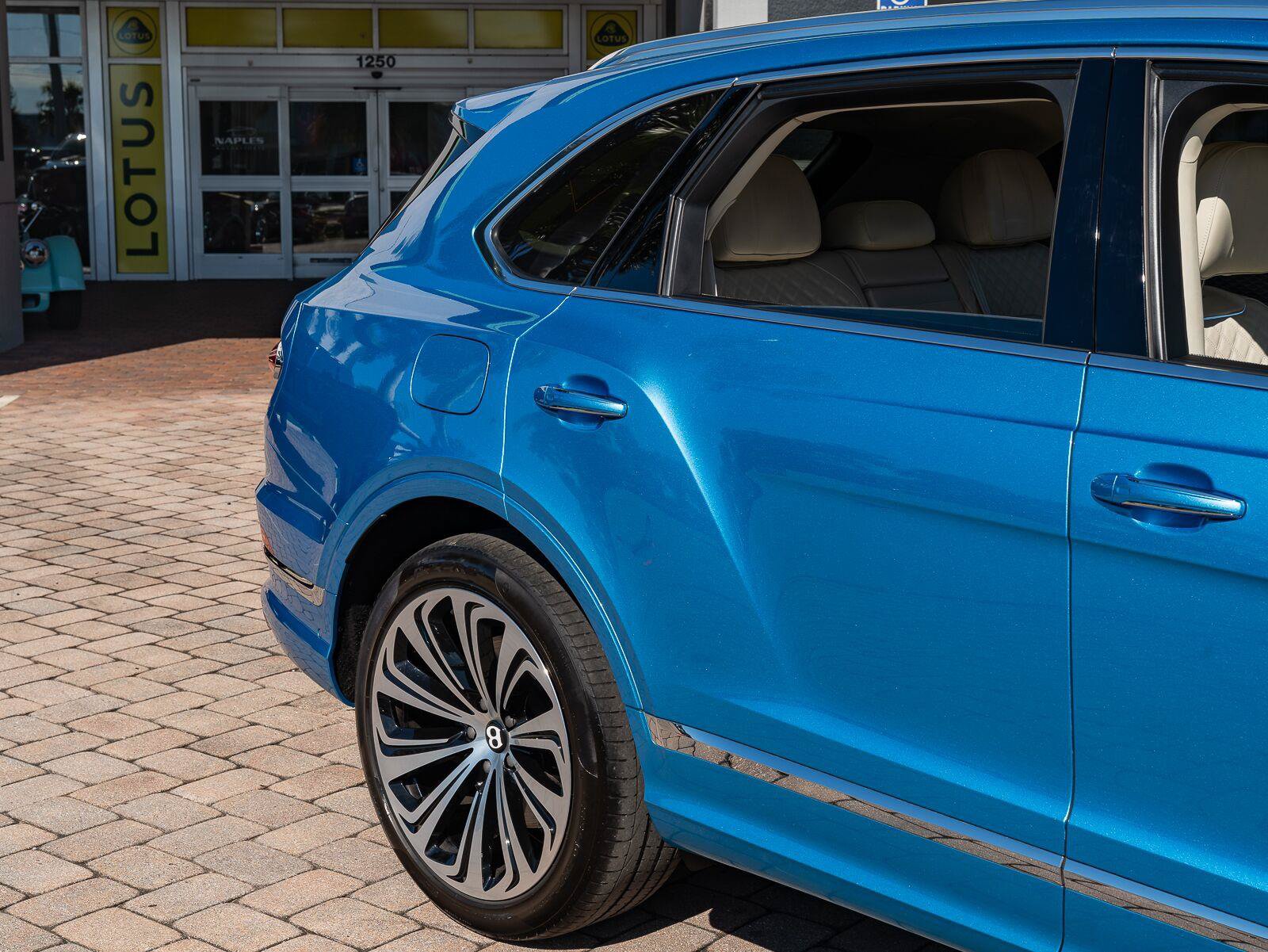 Used 2022 Bentley Bentayga AWD/4WD image 17