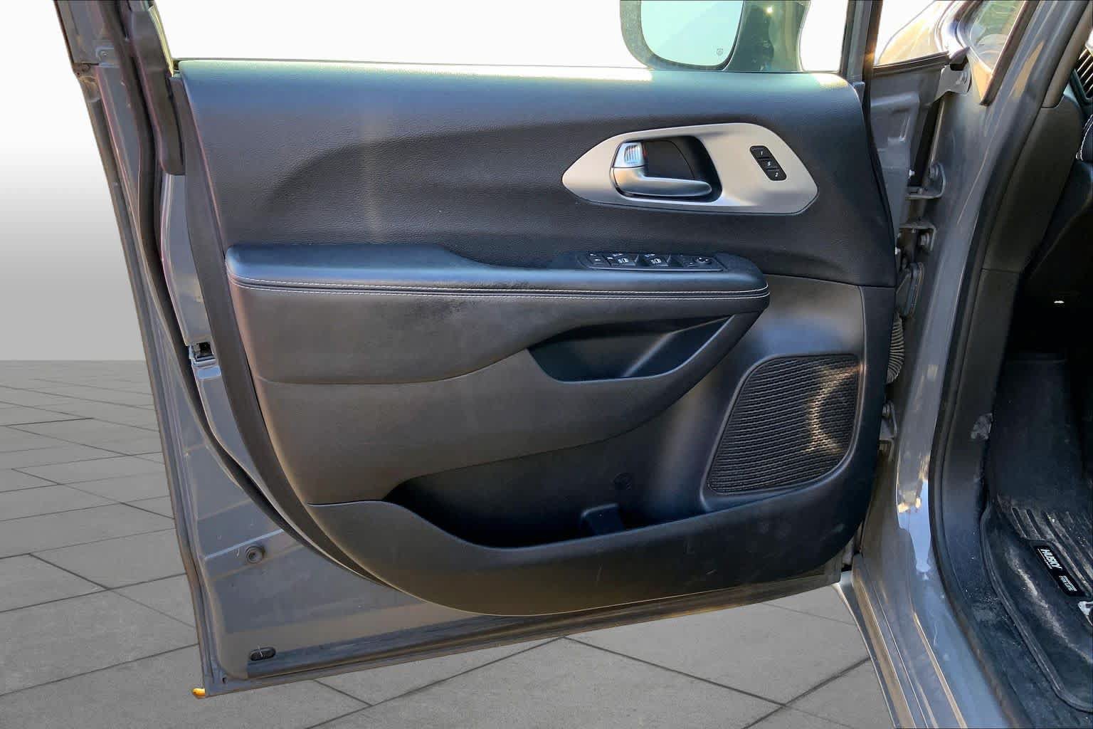 Used 2021 Chrysler Pacifica Touring-L w/ Uconnect Theater Family Group FWD image 19