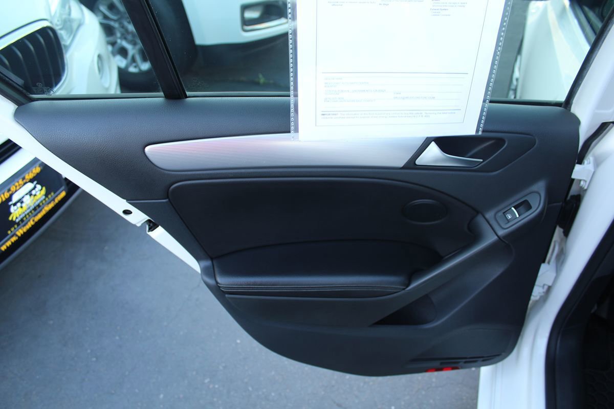 Used 2012 Volkswagen Golf 4-Door AWD/4WD image 24