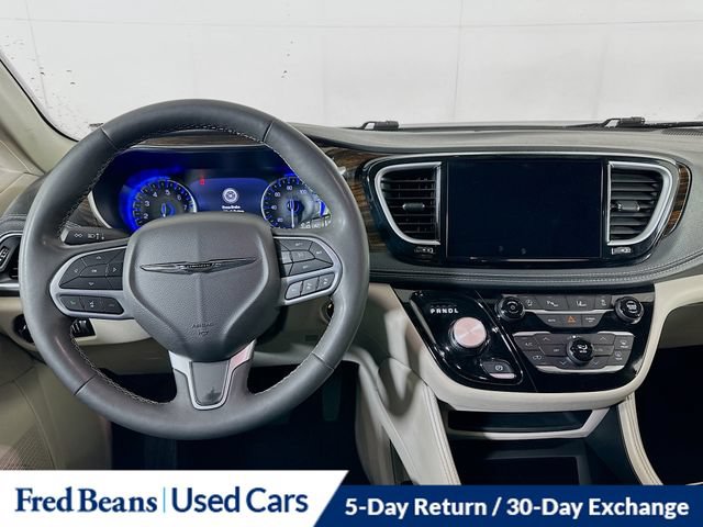 Used 2023 Chrysler Pacifica Limited FWD image 30