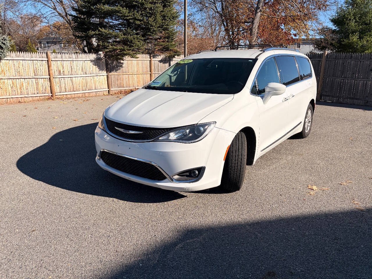 Used 2020 Chrysler Pacifica Touring-L FWD image 2