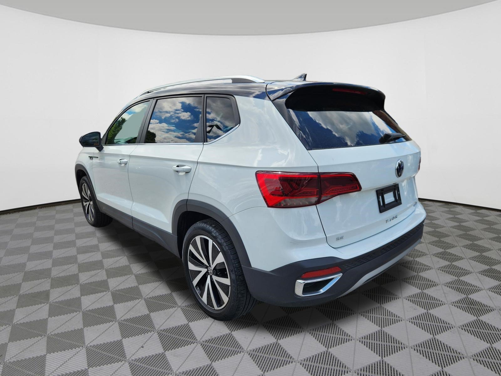 Used 2023 Volkswagen Taos SE AWD/4WD image 3