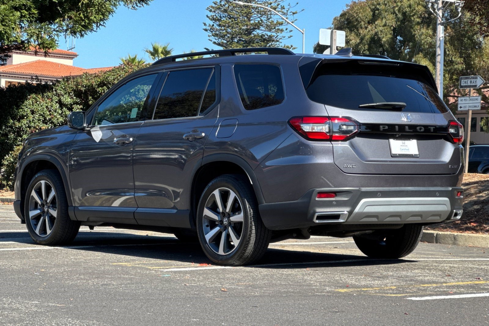Used 2025 Honda Pilot Touring image 3