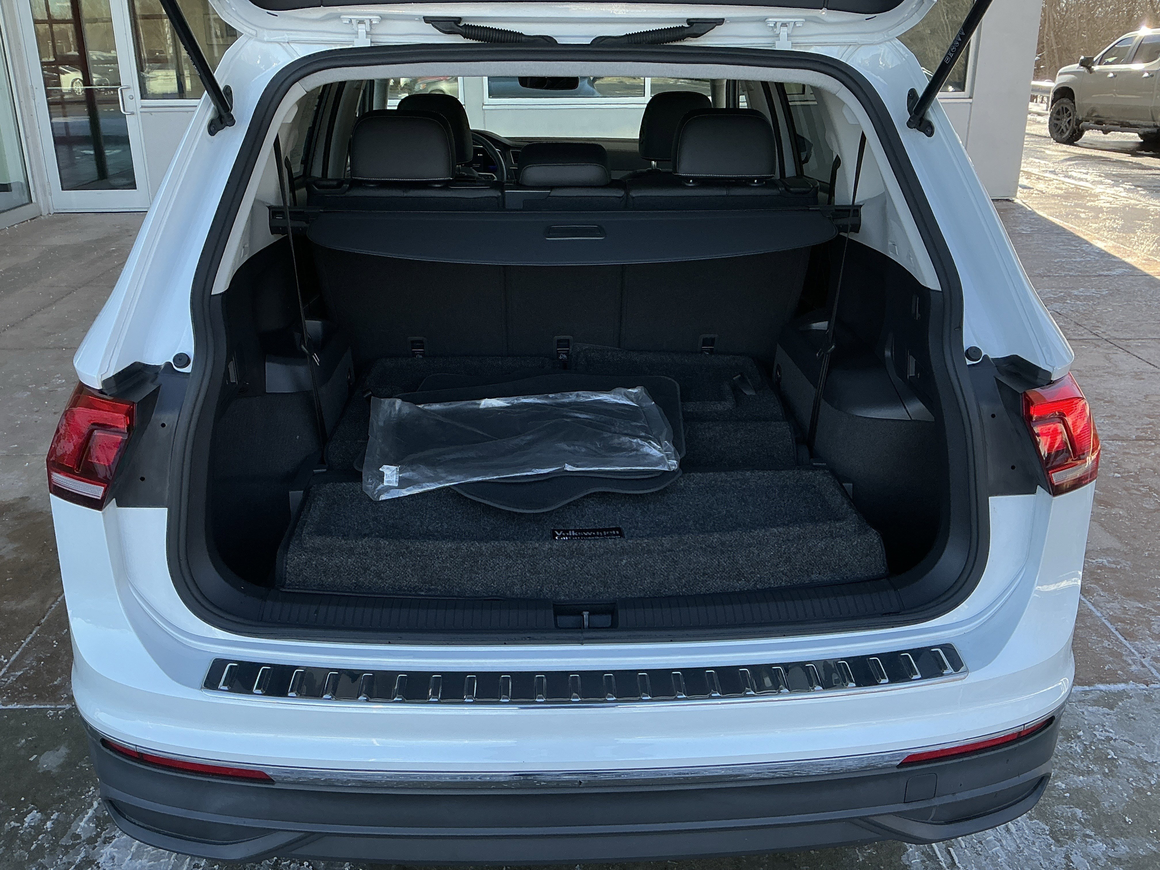 Used 2023 Volkswagen Tiguan SE image 24