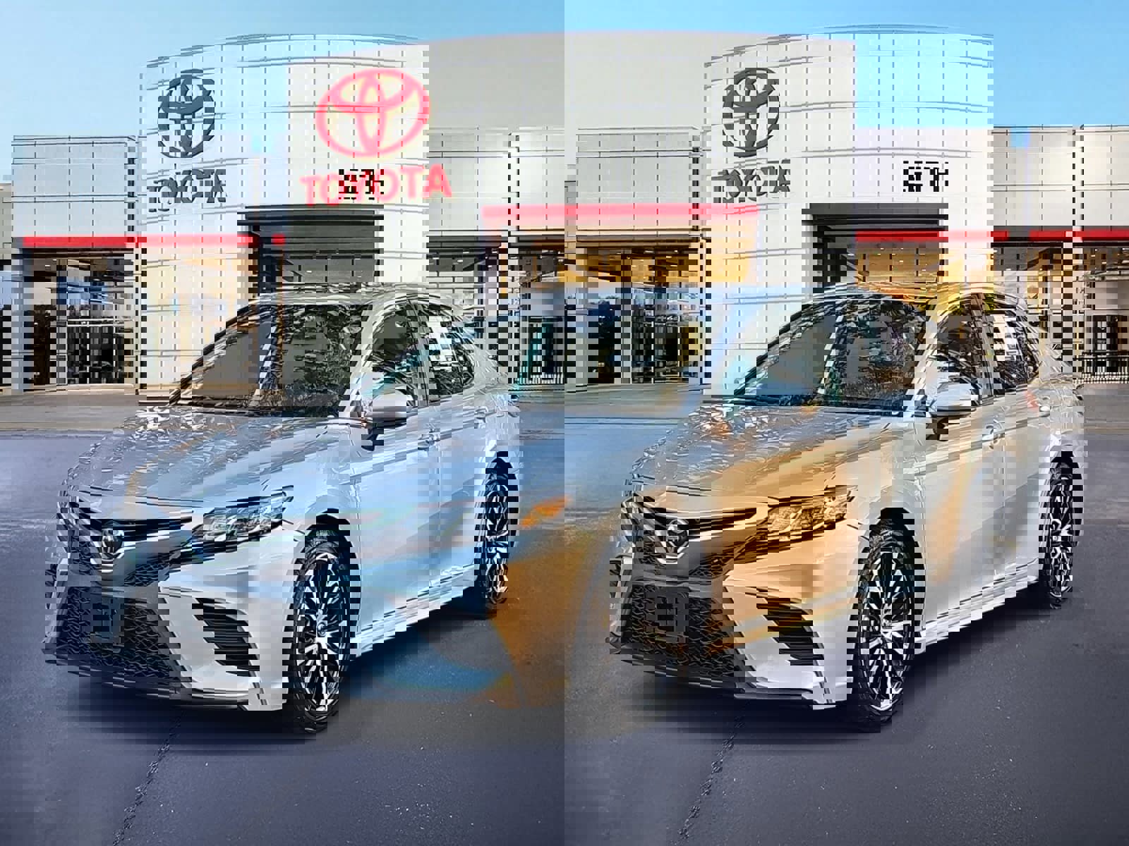 Used 2020 Toyota Camry SE image 1