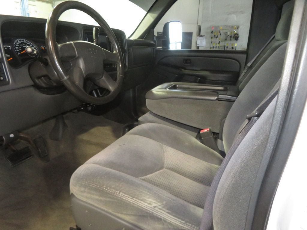 Used 2004 Chevrolet Silverado 2500 LS w/ Skid Plate Package AWD/4WD image 18