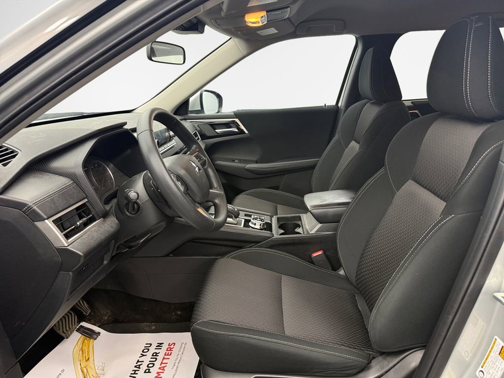 Used 2024 Mitsubishi Outlander ES image 12