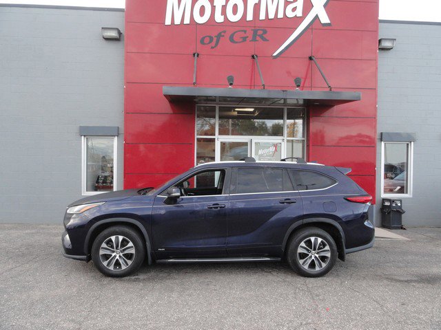 Used 2023 Toyota Highlander XLE image 2