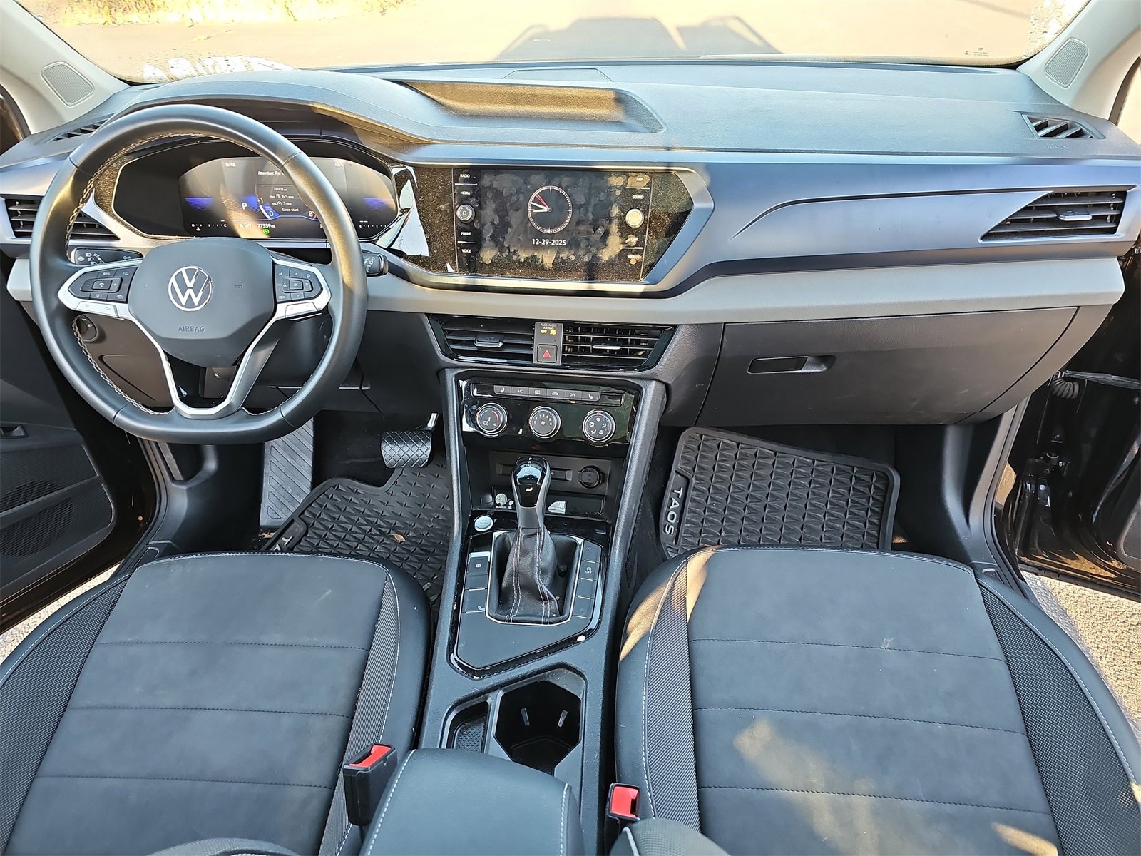 Used 2023 Volkswagen Taos SE w/ Panoramic Sunroof Package image 9