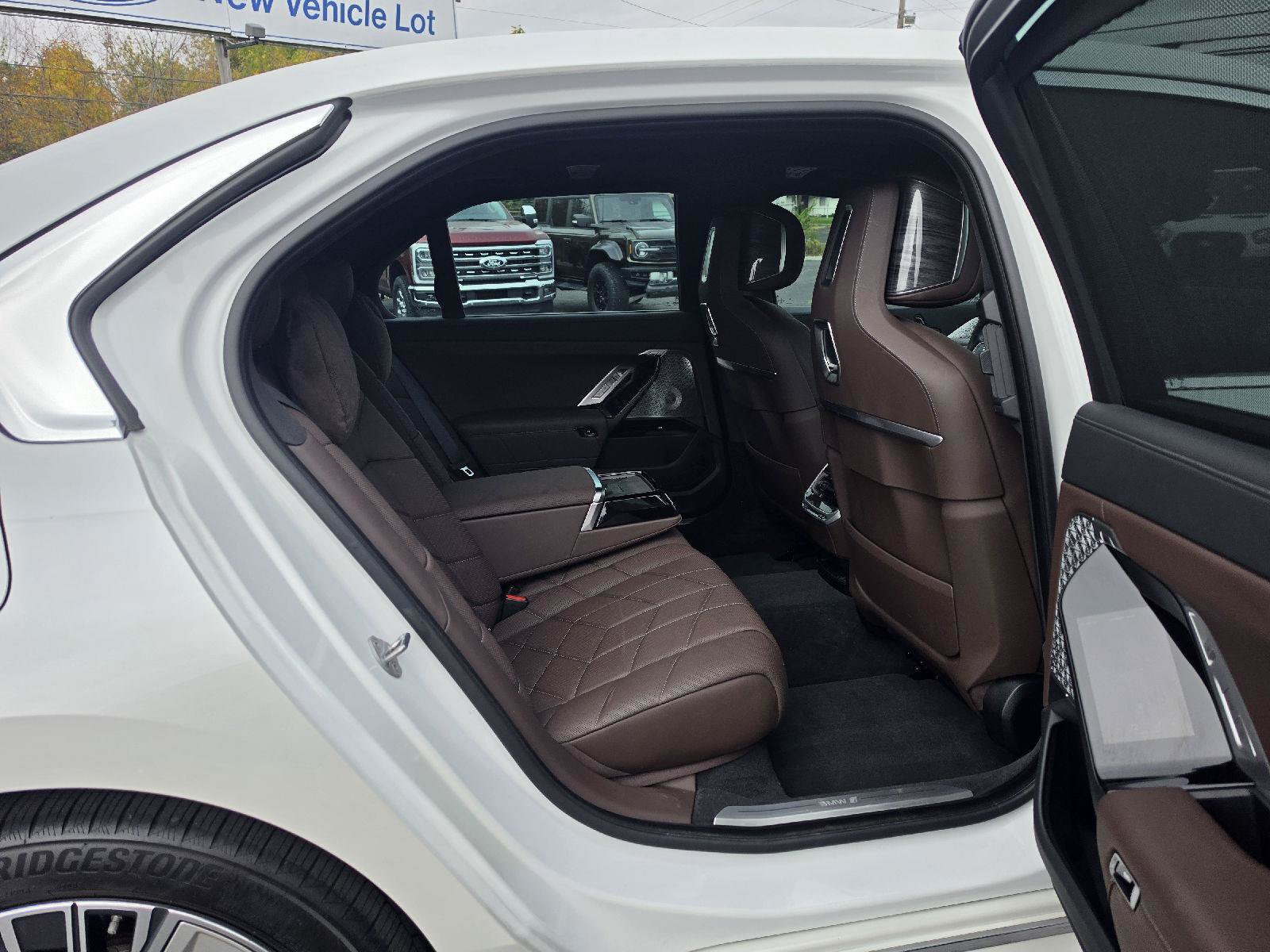 Used 2023 BMW i7 xDrive60 w/ Executive Package 2 AWD/4WD image 8