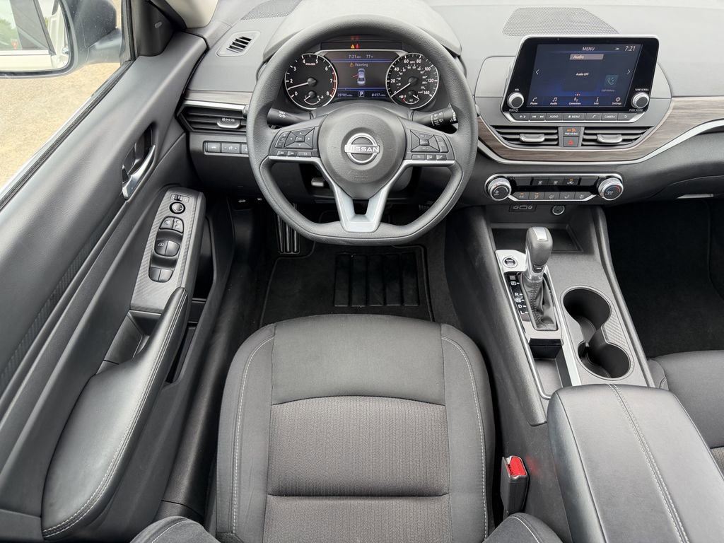 Used 2025 Nissan Altima 2.5 SV FWD image 13