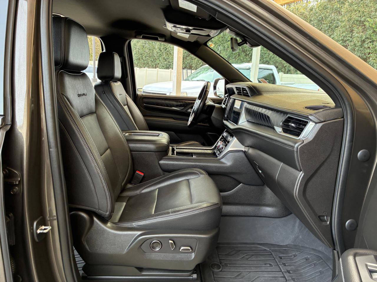Used 2021 GMC Yukon XL Denali image 15