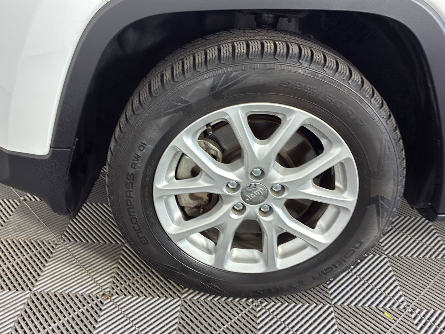Used 2015 Jeep Cherokee Latitude w/ Cold Weather Group FWD image 15
