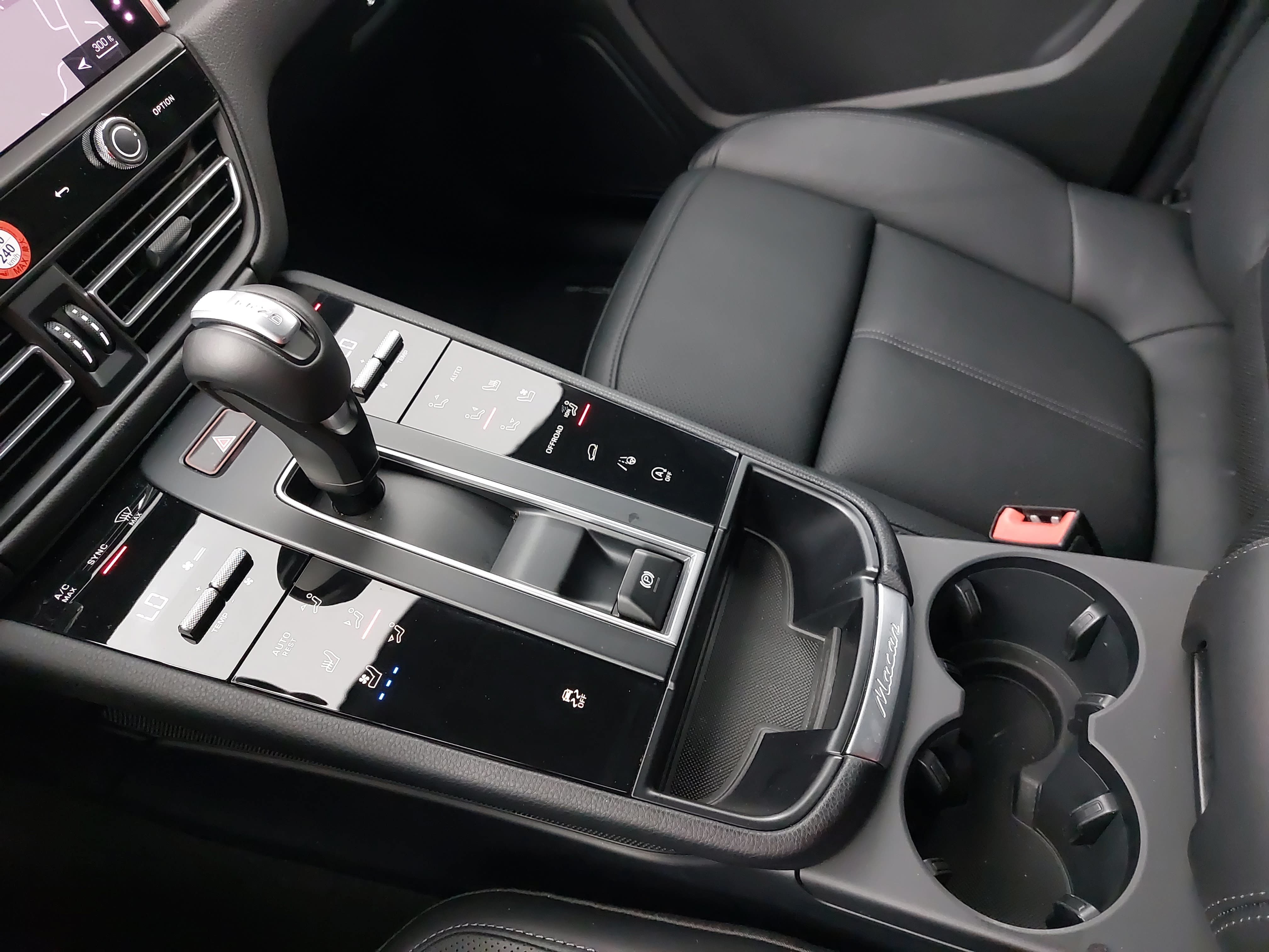 Certified 2026 Porsche Macan AWD/4WD image 27