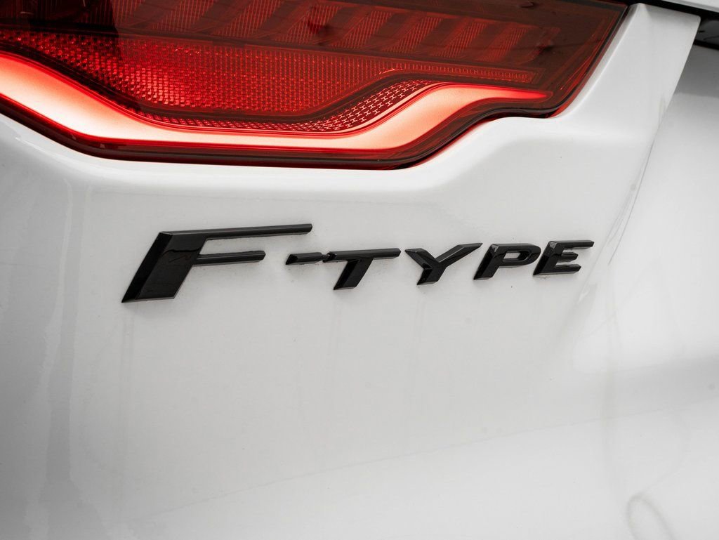 Used 2022 Jaguar F-TYPE R image 17
