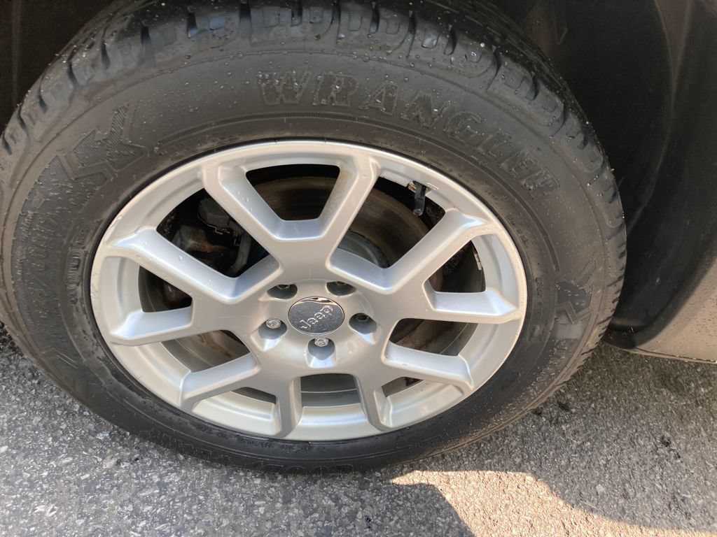 Used 2019 Jeep Renegade Latitude w/ Cold Weather Group AWD/4WD image 34