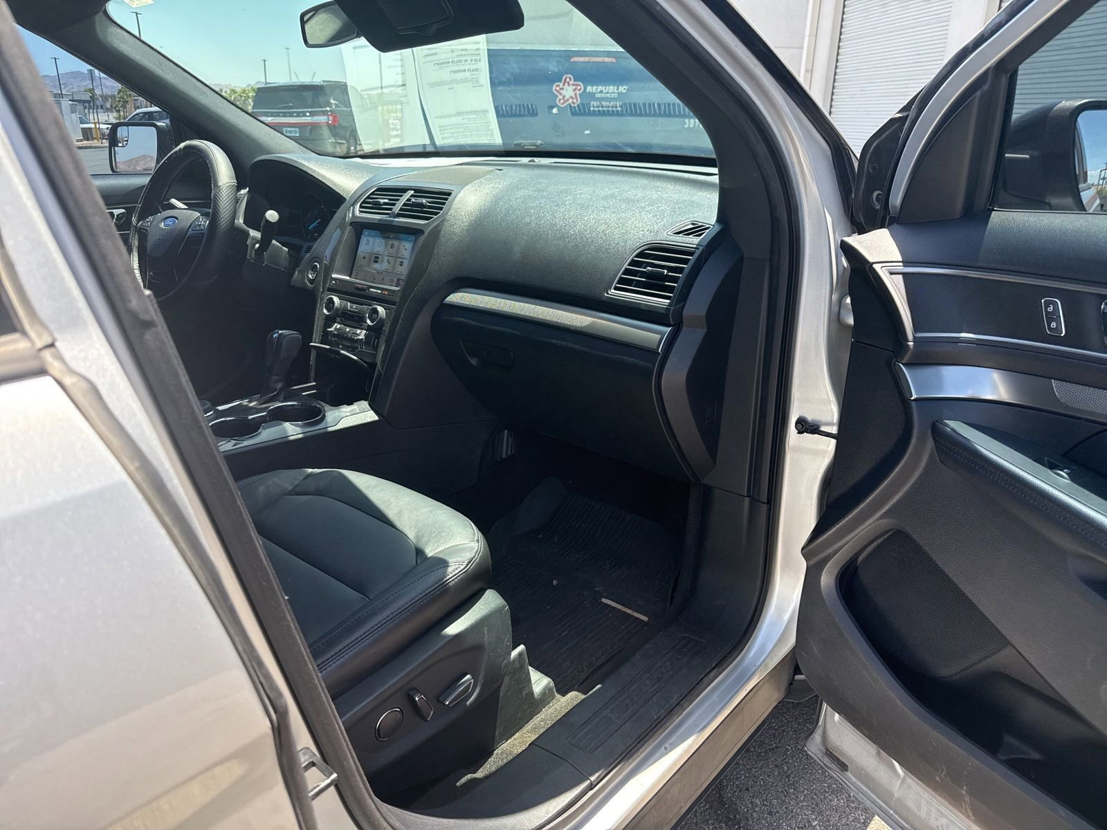 Used 2018 Ford Explorer XLT w/ Equipment Group 202A AWD/4WD image 12