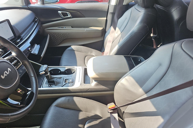 Certified 2025 Kia Carnival FWD image 4