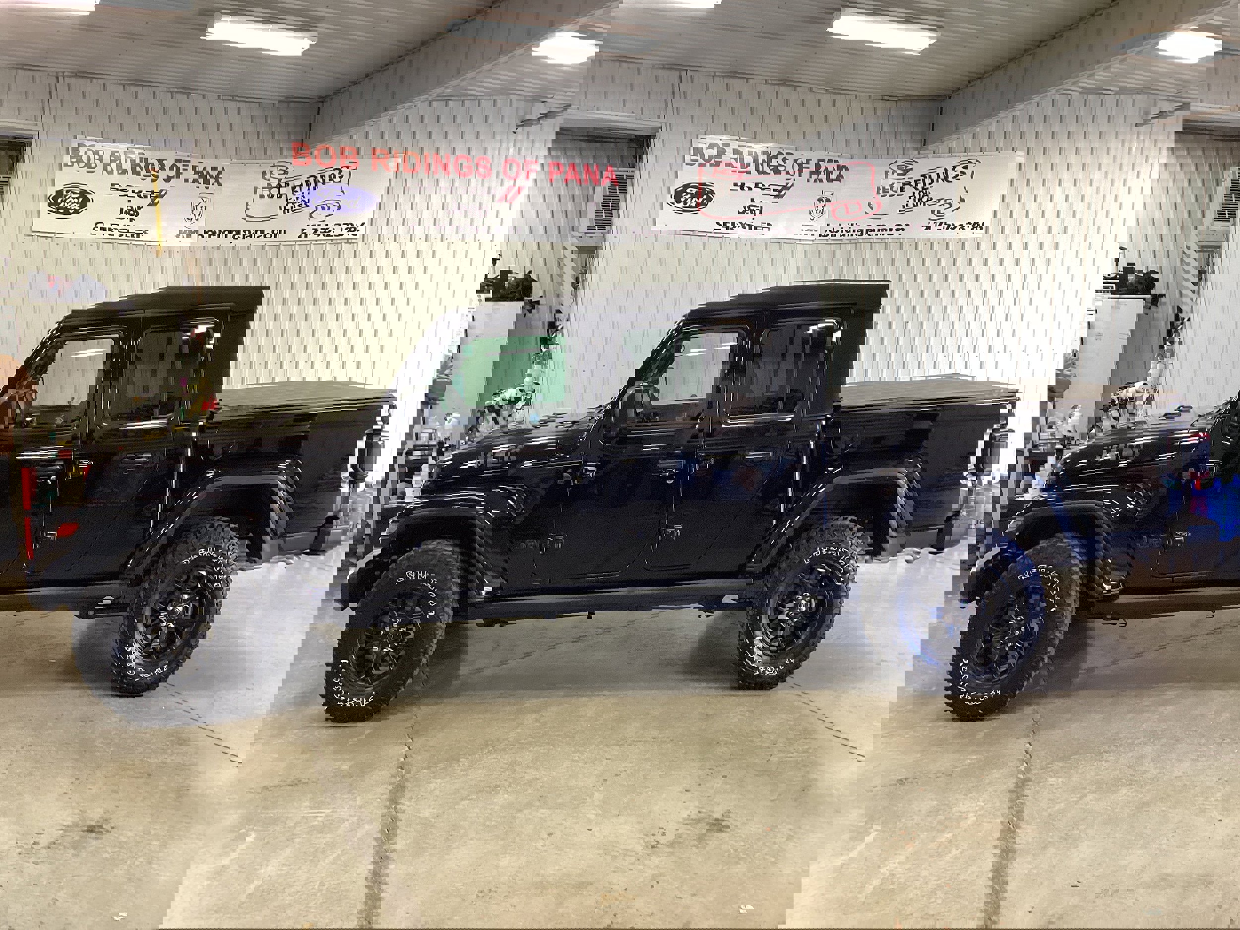 Used 2024 Jeep Gladiator Sport image 2