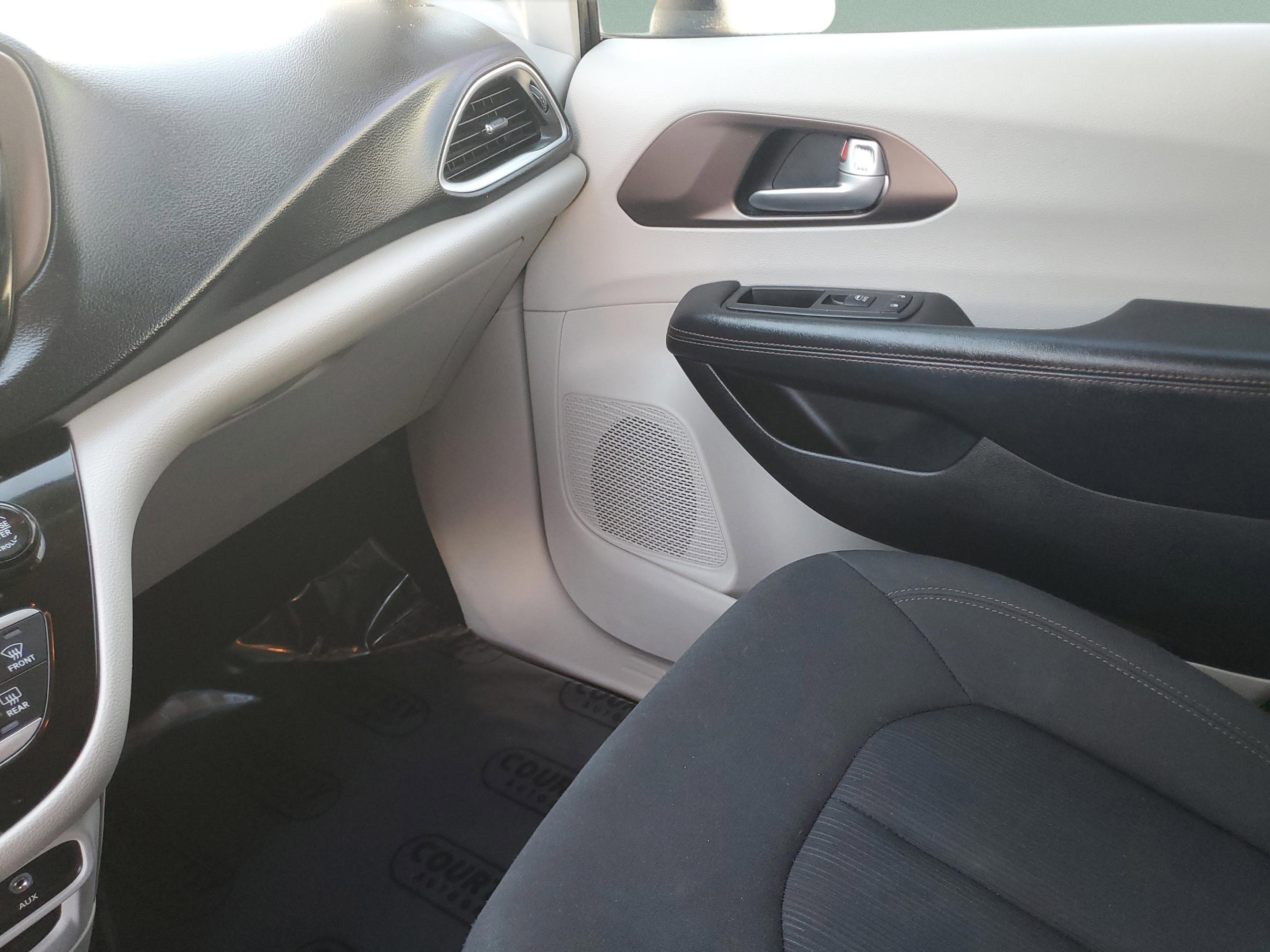 Used 2022 Volkswagen Atlas Cross Sport SE image 24