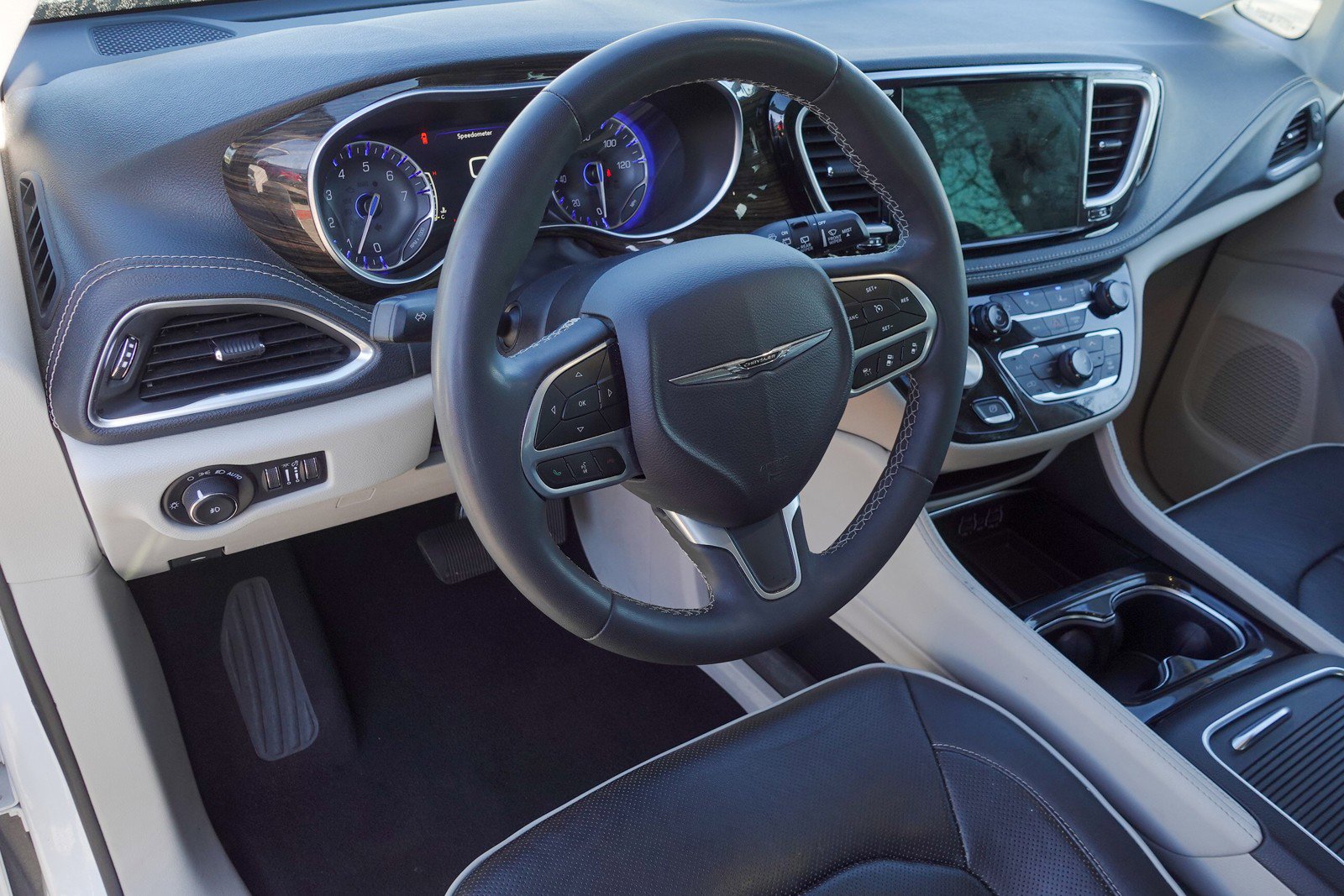 Used 2023 Chrysler Pacifica Limited image 9