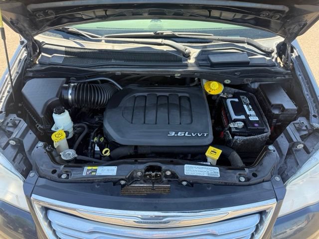 Used 2014 Chrysler Town & Country Touring FWD image 30
