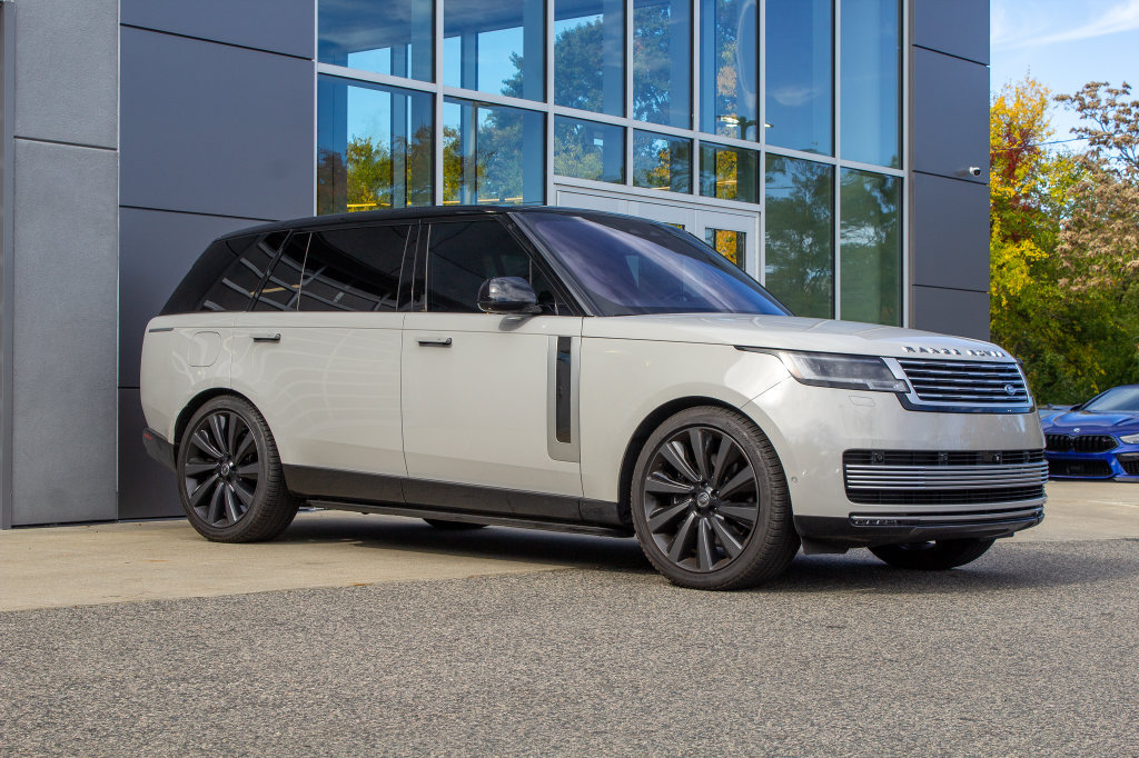 Used 2023 Land Rover Range Rover SV AWD/4WD image 3