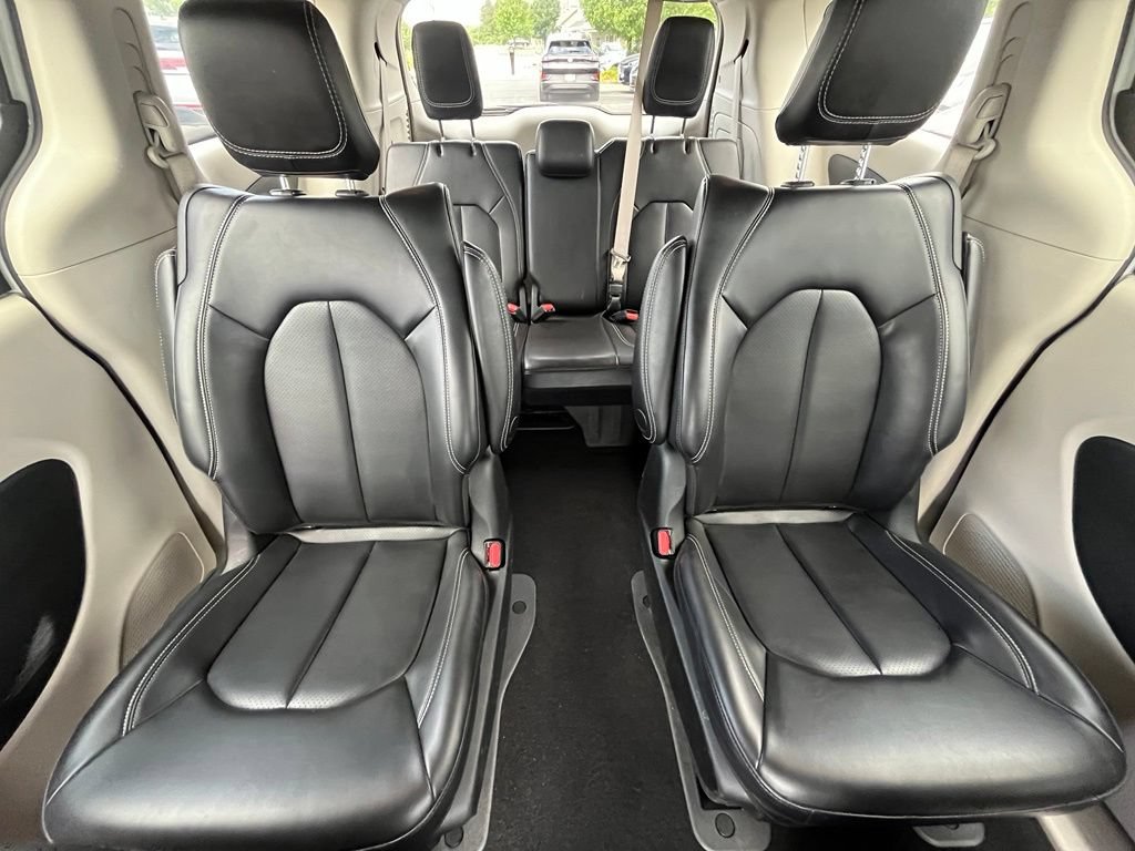 Used 2023 Chrysler Pacifica Touring-L FWD image 24
