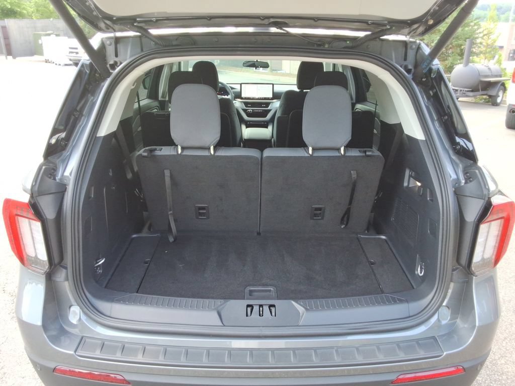 Used 2025 Ford Explorer Active RWD image 16