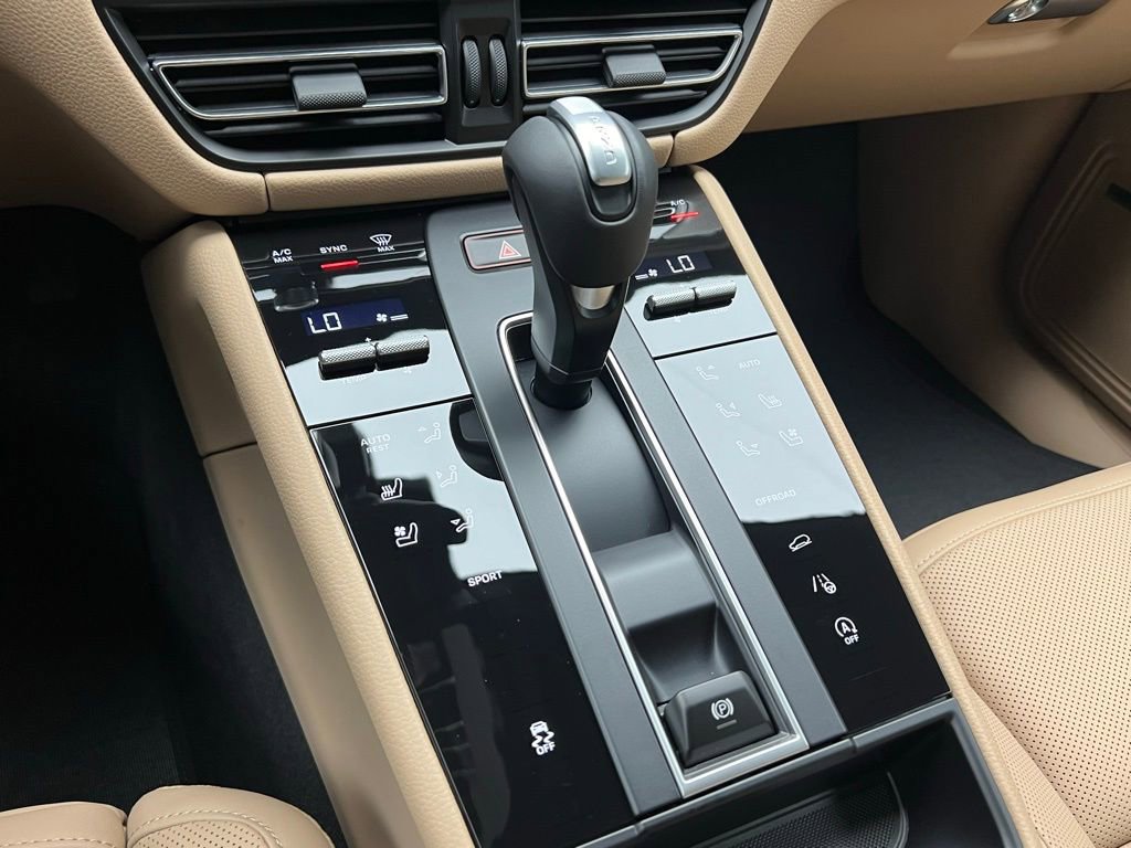 Used 2026 Porsche Macan AWD/4WD image 11