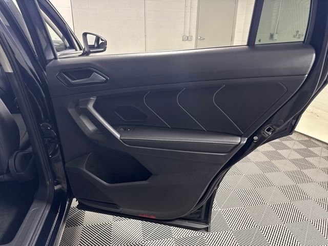 Used 2023 Volkswagen Tiguan SE w/ Panoramic Sunroof Package AWD/4WD image 18