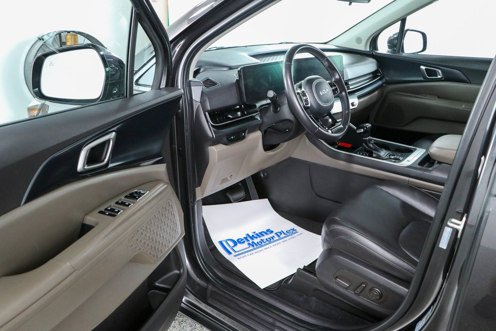 Used 2025 Kia Carnival FWD image 3