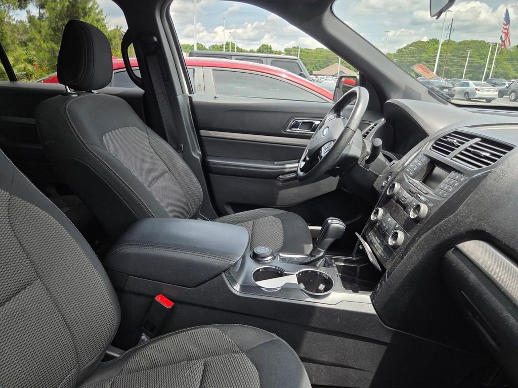 Used 2018 Ford Explorer XLT AWD/4WD image 11
