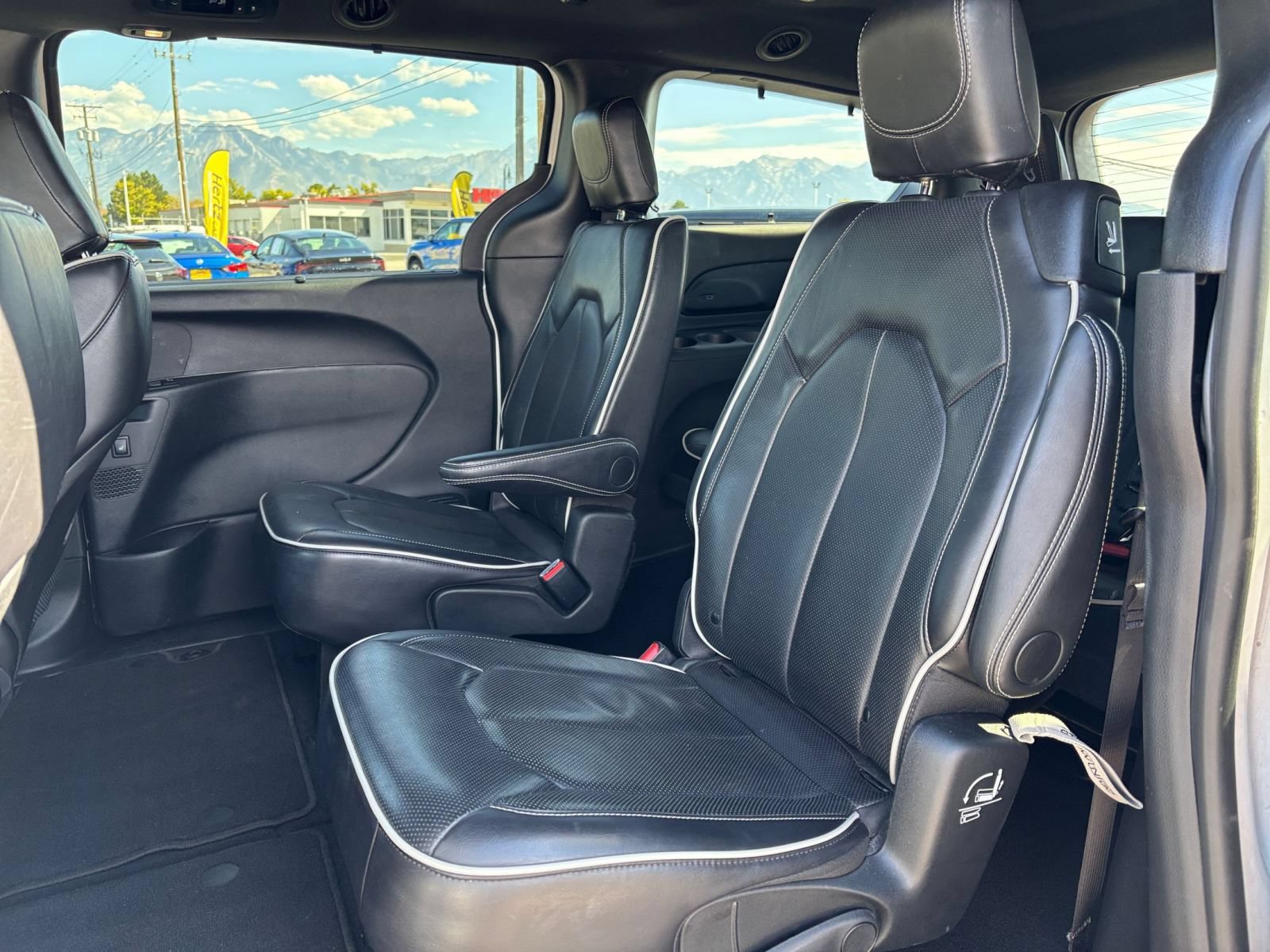 Used 2025 Chrysler Pacifica Limited FWD image 27