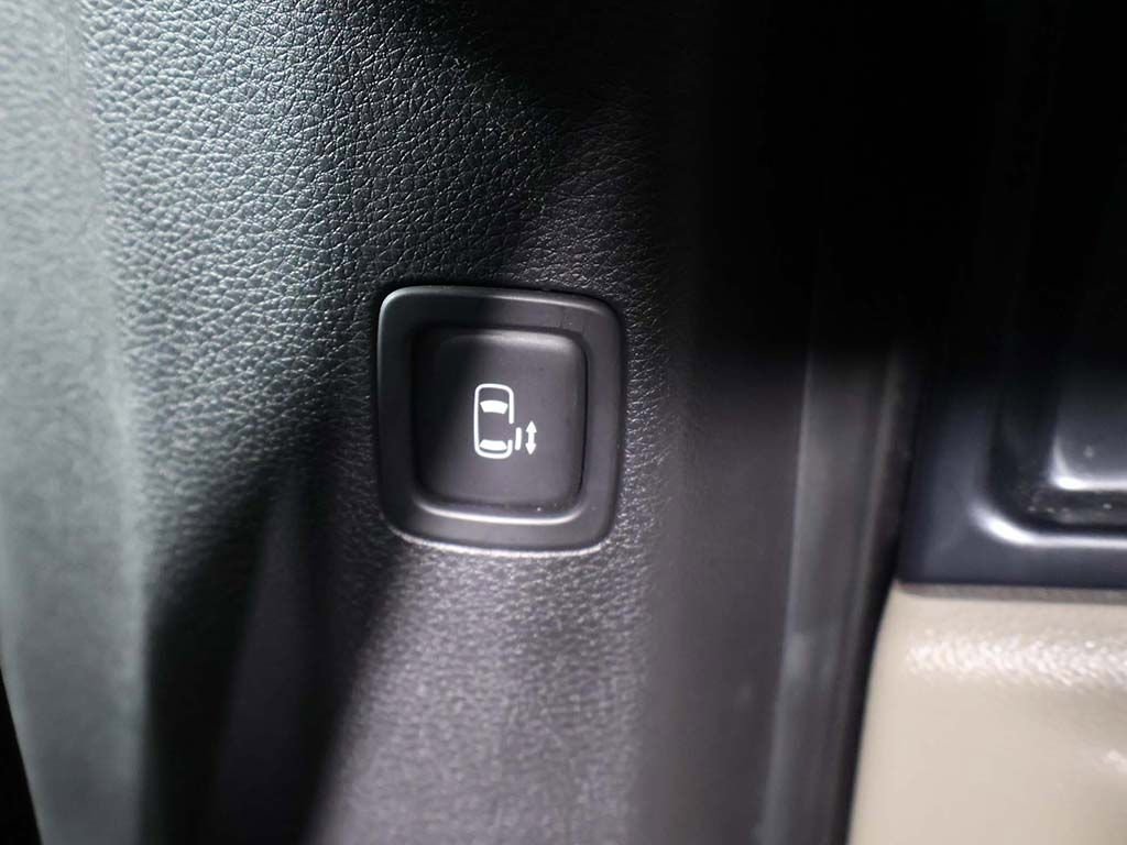 Used 2025 Kia Carnival FWD image 51