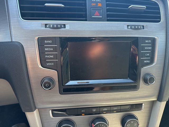 Used 2015 Volkswagen Golf S image 21